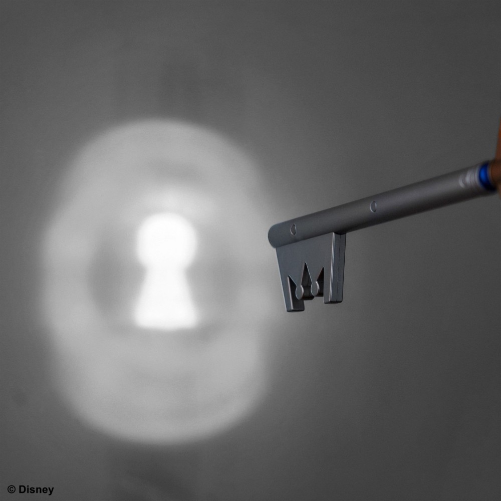 SQUARE ENIX KINGDOM HEARTS LIGHT UP KEYBLADE REPLICA 35CM FIGURE