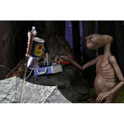 NECA E.T. L'EXTRATERRESTRE 40TH ANNIVERSARY LED CHEST DELUXE ULTIMATE ACTION FIGURE