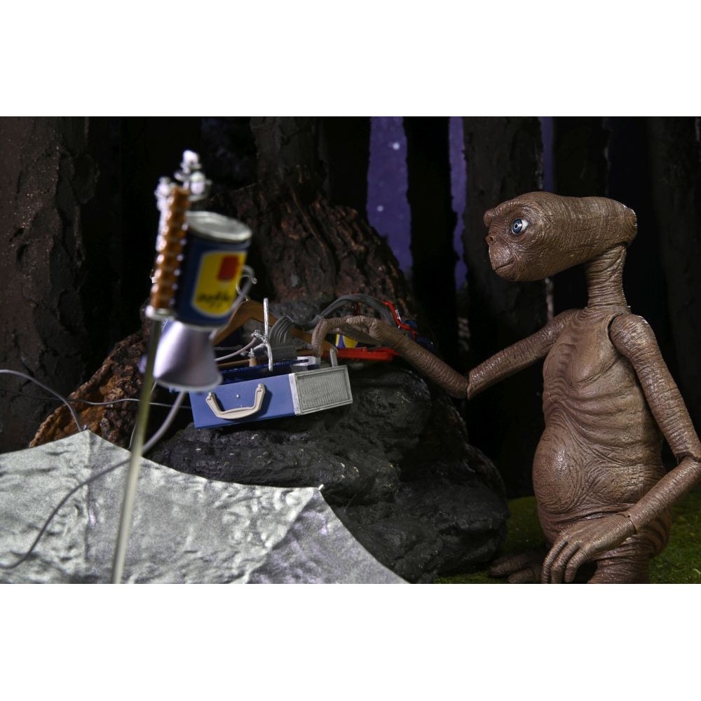 NECA E.T. L'EXTRATERRESTRE 40TH ANNIVERSARY LED CHEST DELUXE ULTIMATE ACTION FIGURE