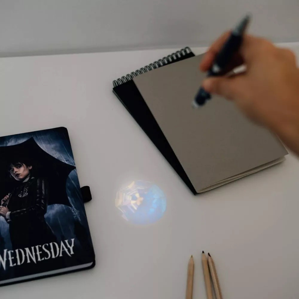 WEDNESDAY TACCUINO A5 E PENNA PROIETTORE GRUPO ERIK