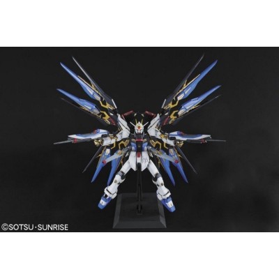BANDAI PERFECT GRADE PG GUNDAM STRIKE FREEDOM 1/60 MODEL KIT FIGURE