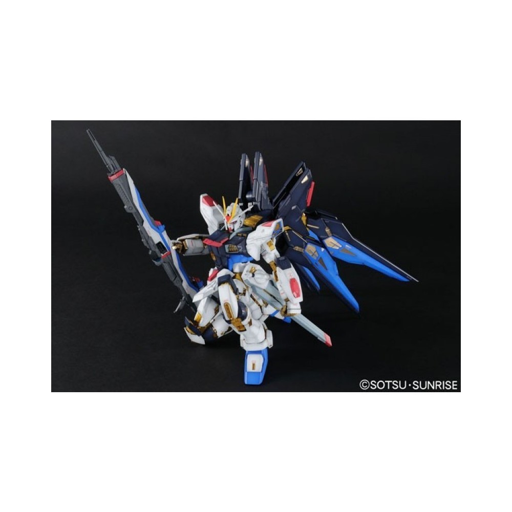 BANDAI PERFECT GRADE PG GUNDAM STRIKE FREEDOM 1/60 MODEL KIT FIGURE