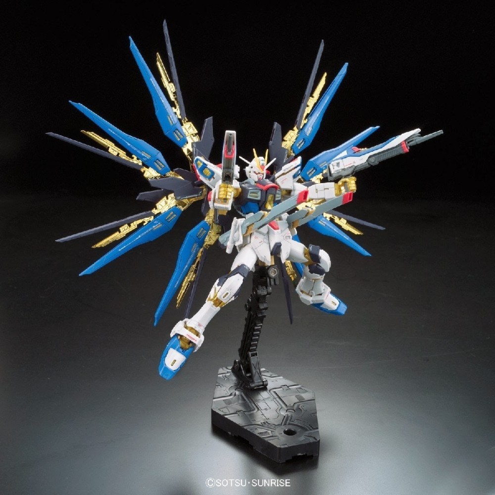 BANDAI PERFECT GRADE PG GUNDAM STRIKE FREEDOM 1/60 MODEL KIT FIGURE