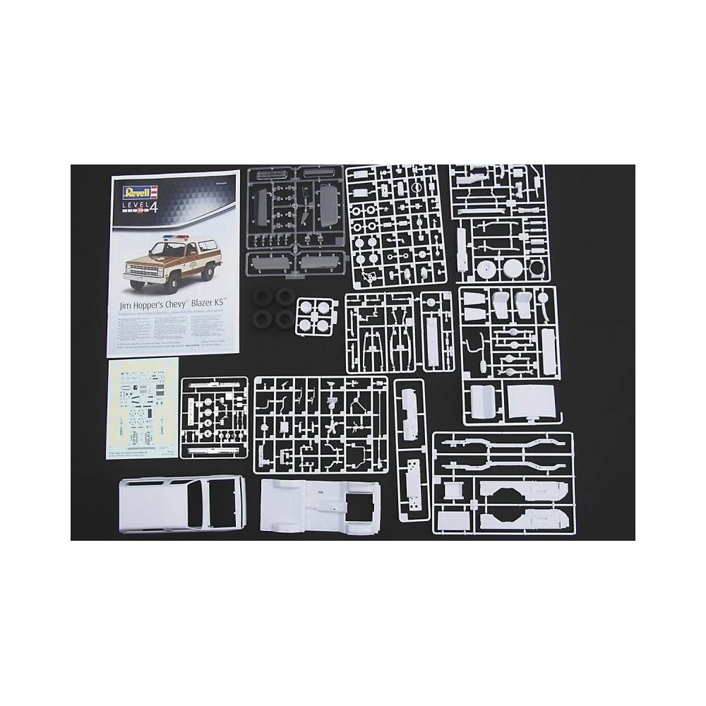 STRANGER THINGS CHEVROLET K5 BLAZER 1/25 MODEL KIT FIGURE REVELL