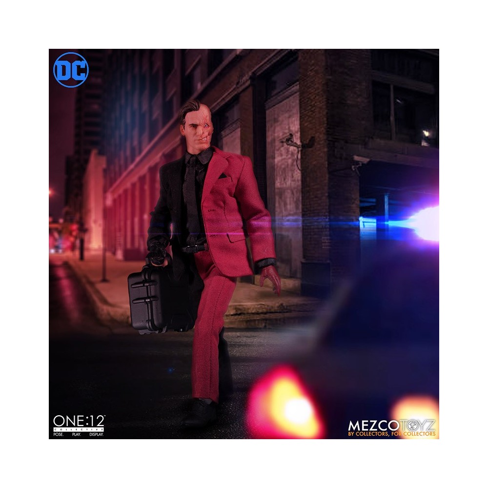 MEZCO TOYS BATMAN - TWO FACE ONE:12 COLLECTIVE ACTION FIGURE