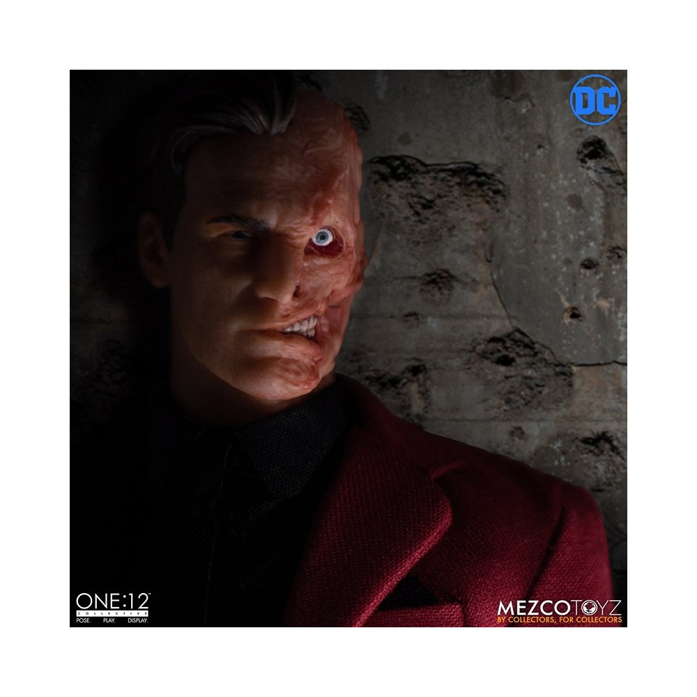 MEZCO TOYS BATMAN - TWO FACE ONE:12 COLLECTIVE ACTION FIGURE