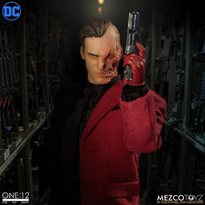 MEZCO TOYS BATMAN - TWO FACE ONE:12 COLLECTIVE ACTION FIGURE
